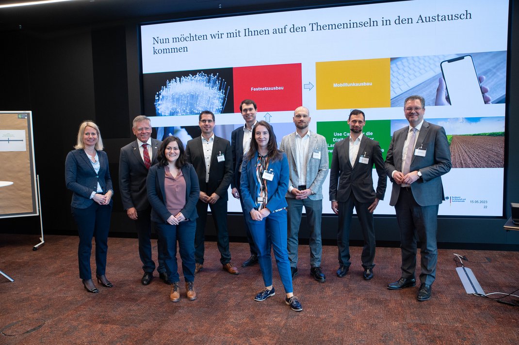 Dr. Vesta von Bossel, Projektverantwortliche PwC; Hans-Jürgen Petrauschke, Landrat Rhein-Kreis Neuss; Marina Tressel, Gigabitkoordinatorin Rhein-Kreis Neuss; Daniel Kleid, Projektleiter PwC; Axel Friedrich, stellv. Projektleiter PwC; Andrea Schermann, Projektmitarbeiterin PwC; Nils Mischorr, Projektmitarbeiter PwC; Andreas Eichhorn, Projektmanager Infrastruktur und Mobilität Zukunftsagentur Rheinisches Revier; Bodo Middeldorf, Geschäftsführer Zukunftsagentur Rheinische Revier bei der All-Hands-Veranstaltung des Reviermanagements Gigabit in Düsseldorf.